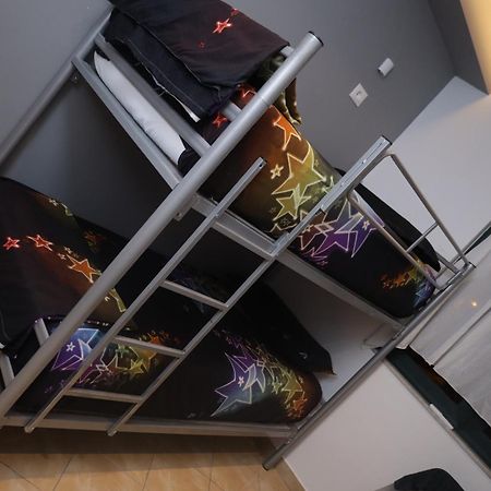 Sonche Hostel Тирана Екстер'єр фото