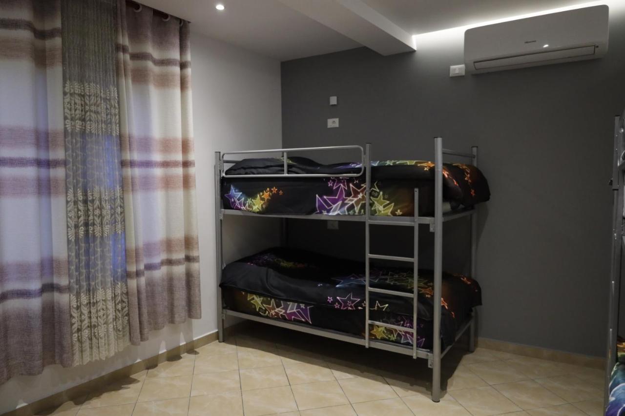 Sonche Hostel Тирана Екстер'єр фото