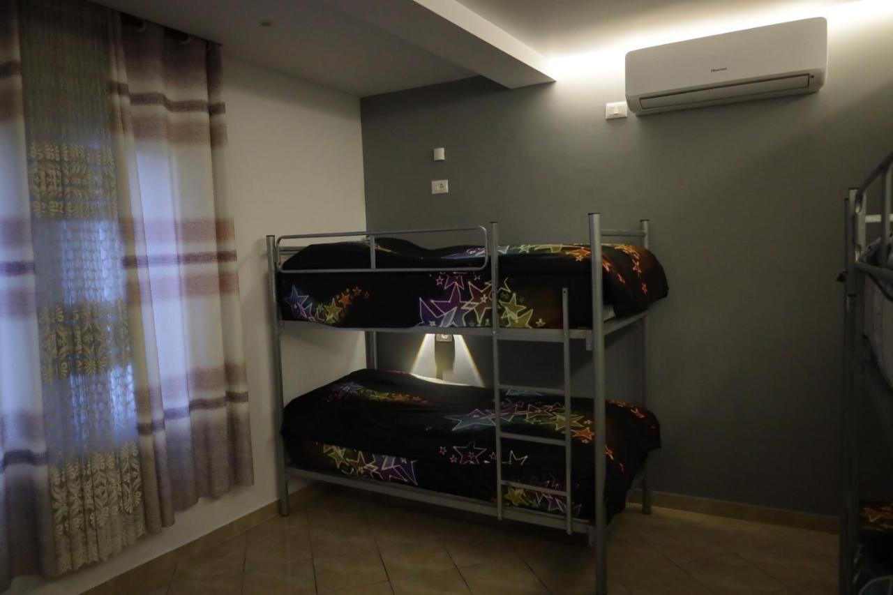 Sonche Hostel Тирана Екстер'єр фото