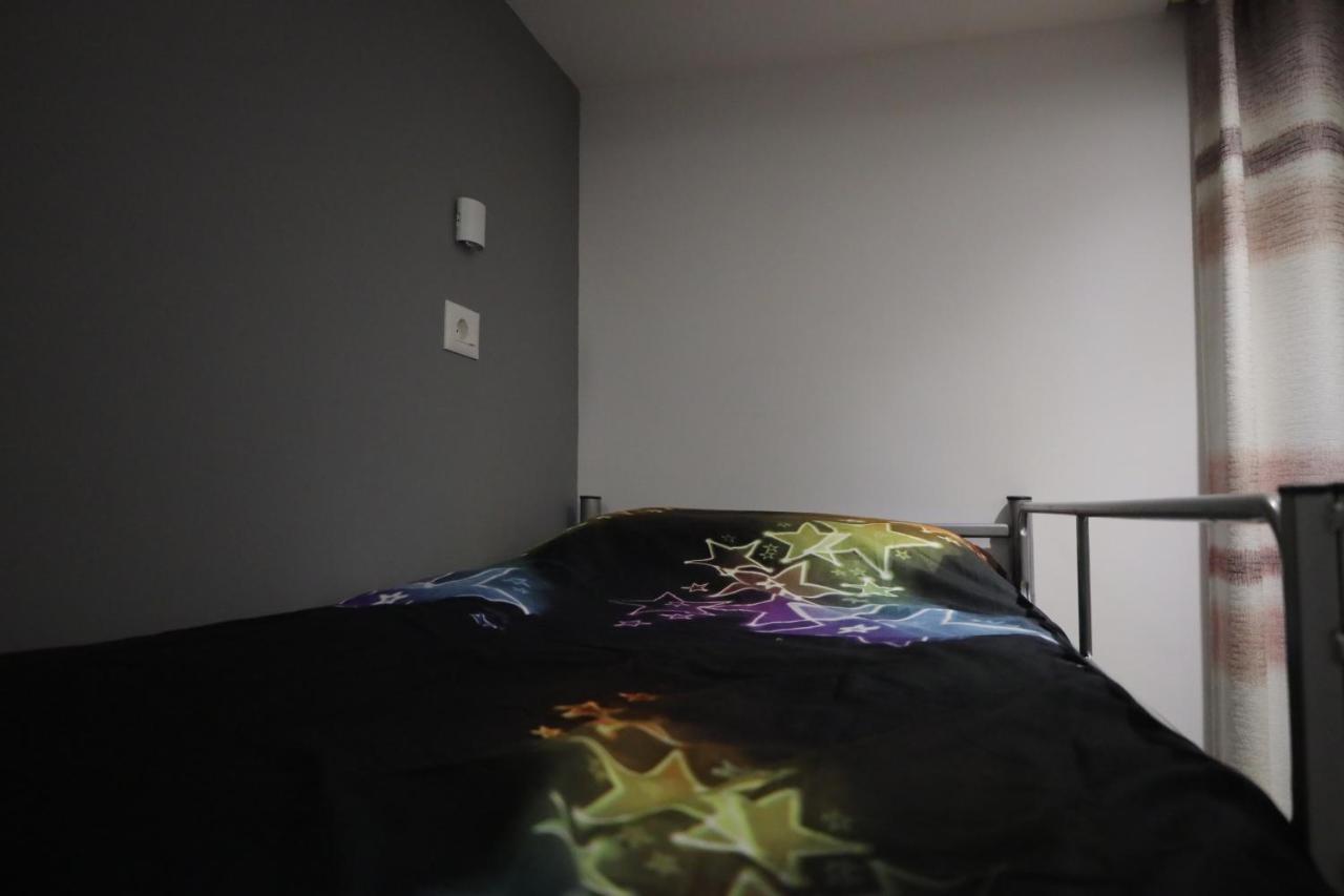 Sonche Hostel Тирана Екстер'єр фото