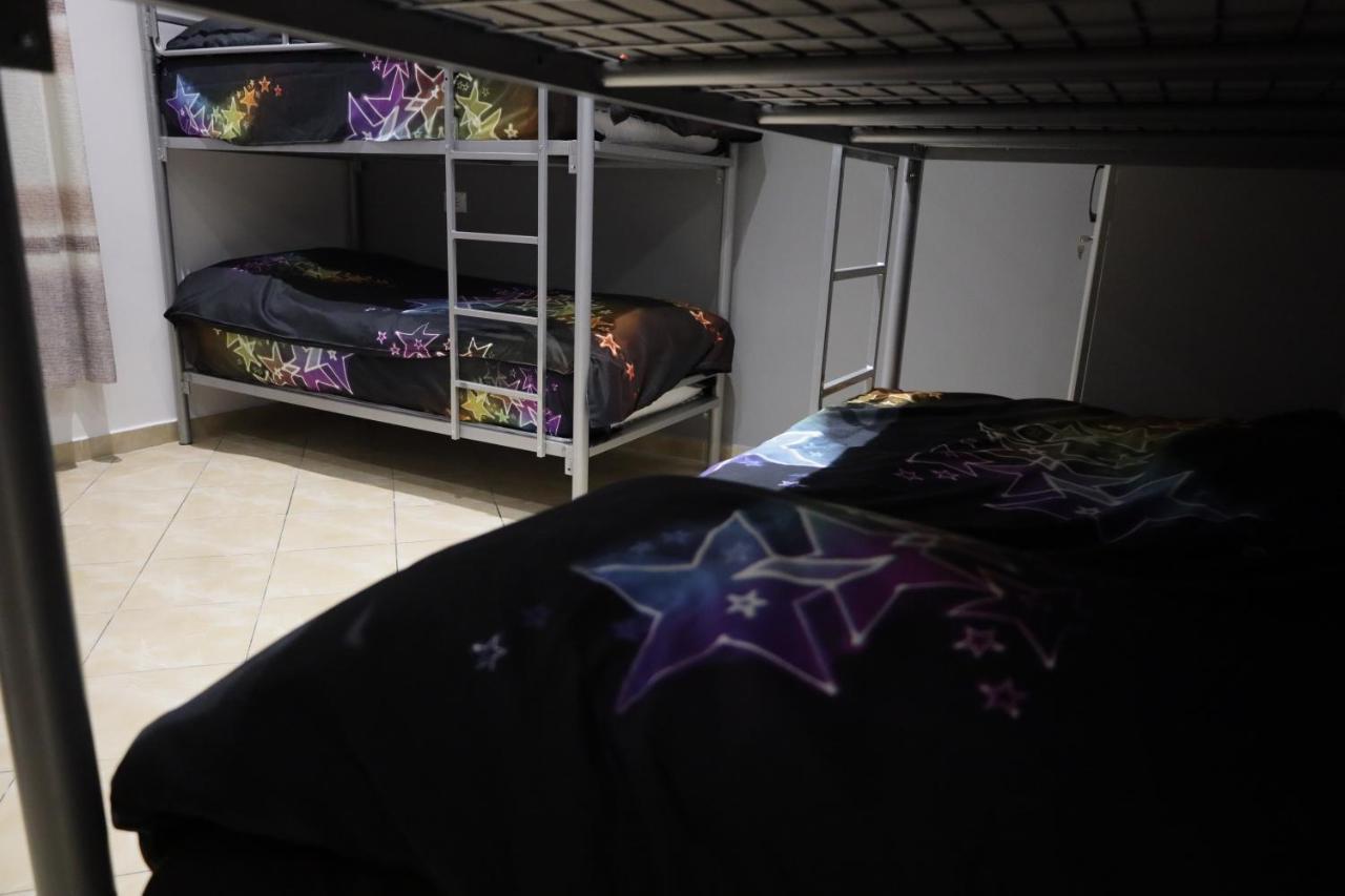 Sonche Hostel Тирана Екстер'єр фото