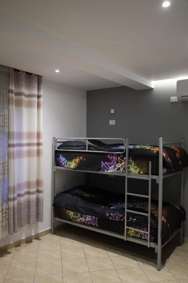 Sonche Hostel Тирана Екстер'єр фото