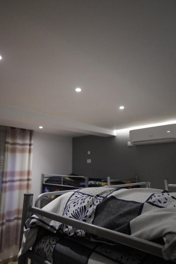 Sonche Hostel Тирана Екстер'єр фото
