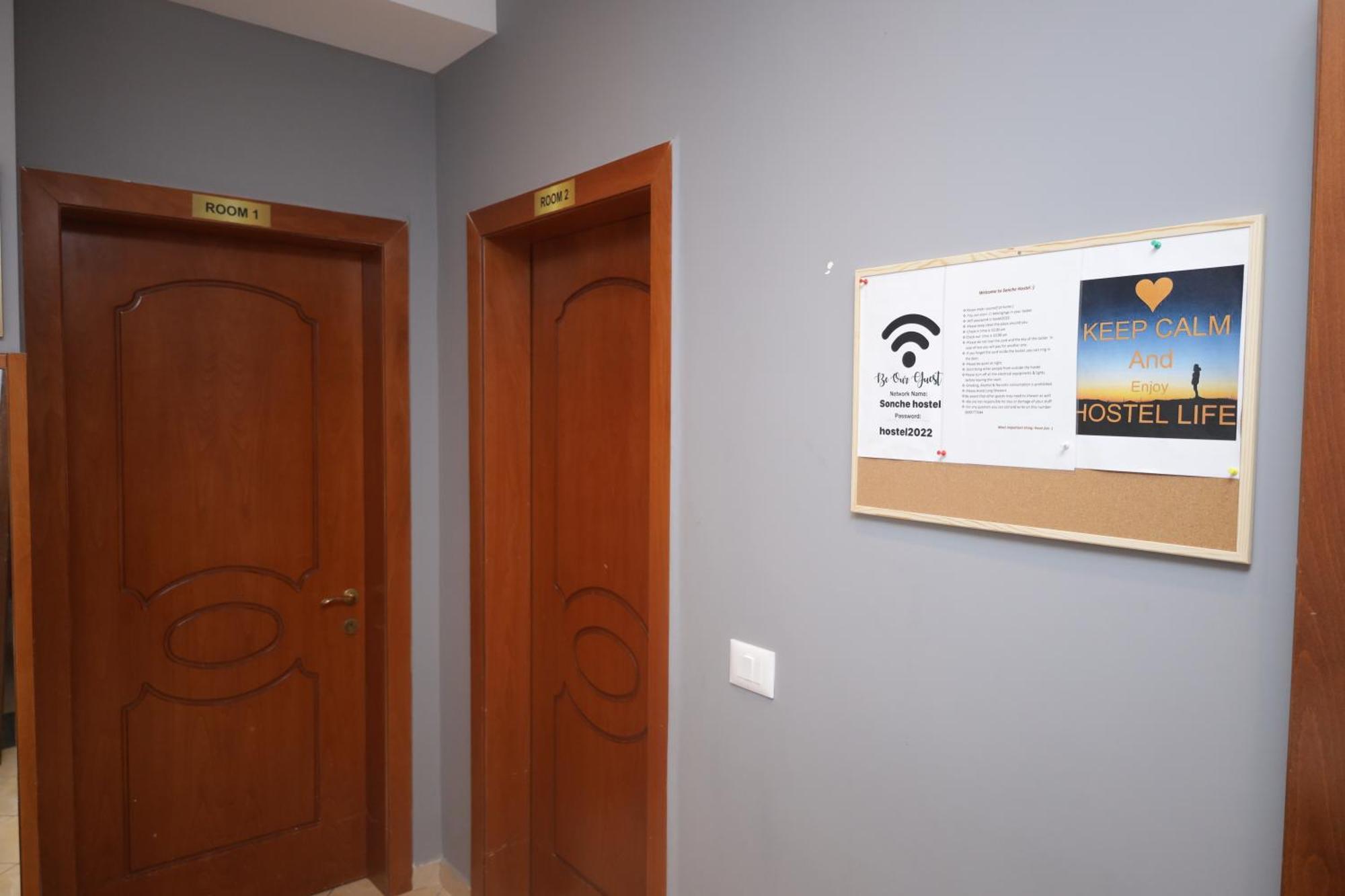 Sonche Hostel Тирана Екстер'єр фото